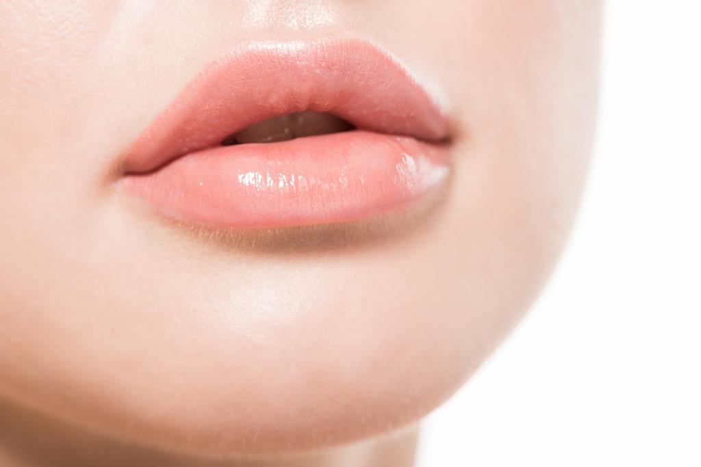 vue rapprochée de belles lèvres féminines et du visage avec une peau parfaite isolée sur blanc
 - Photo, image