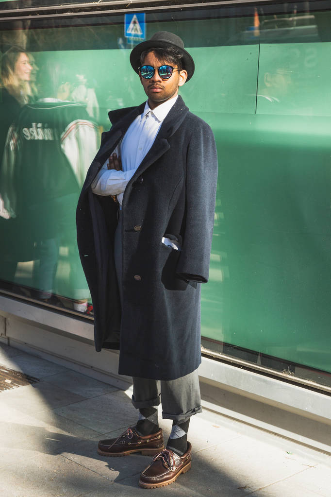 2019 年 1 月 14 日のミラノ ・ メンズ ・ ファッション ・ ウィーク期間中にミラノでアルマーニ ファッションショー外ミラノ, イタリア - 1 月 14 日: ファッショナブルな男のポーズ. - 写真・画像