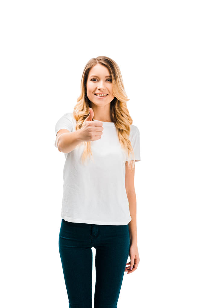 ελκυστική ξανθιά κοπέλα δείχνει τον αντίχειρα επάνω και να χαμογελά στη φωτογραφική μηχανή που απομονώνονται σε λευκό - Φωτογραφία, εικόνα