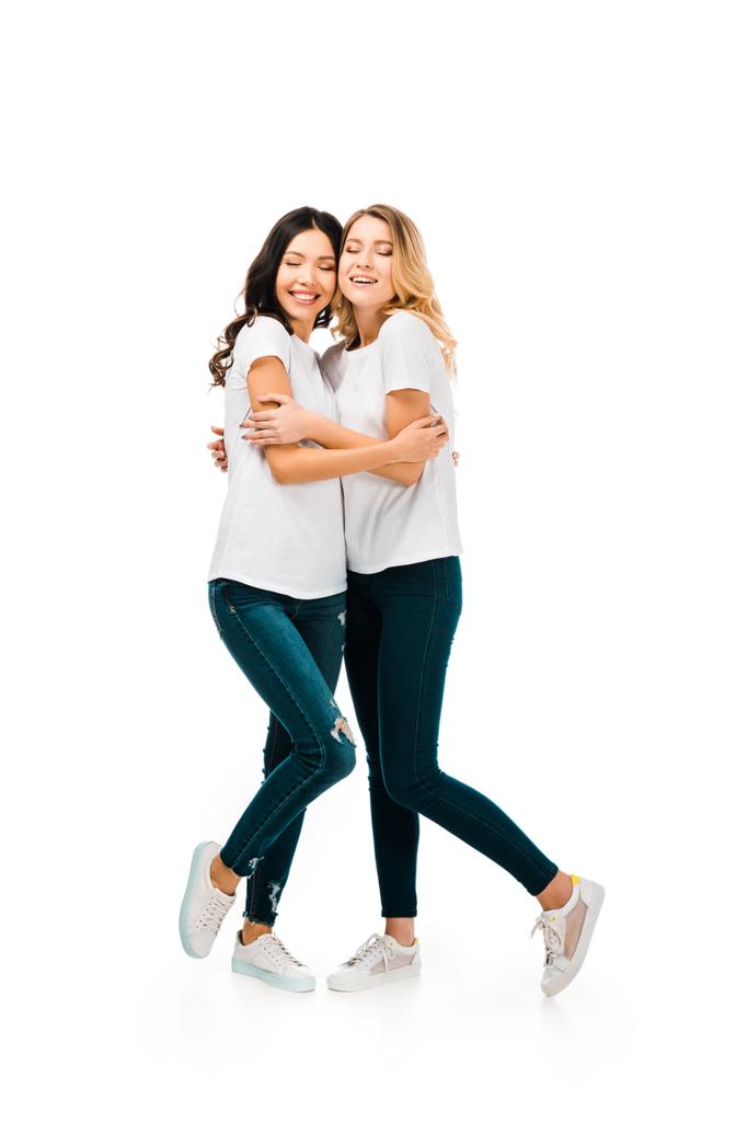 visão de comprimento total de belas mulheres jovens felizes abraçando isolado no branco
 - Foto, Imagem