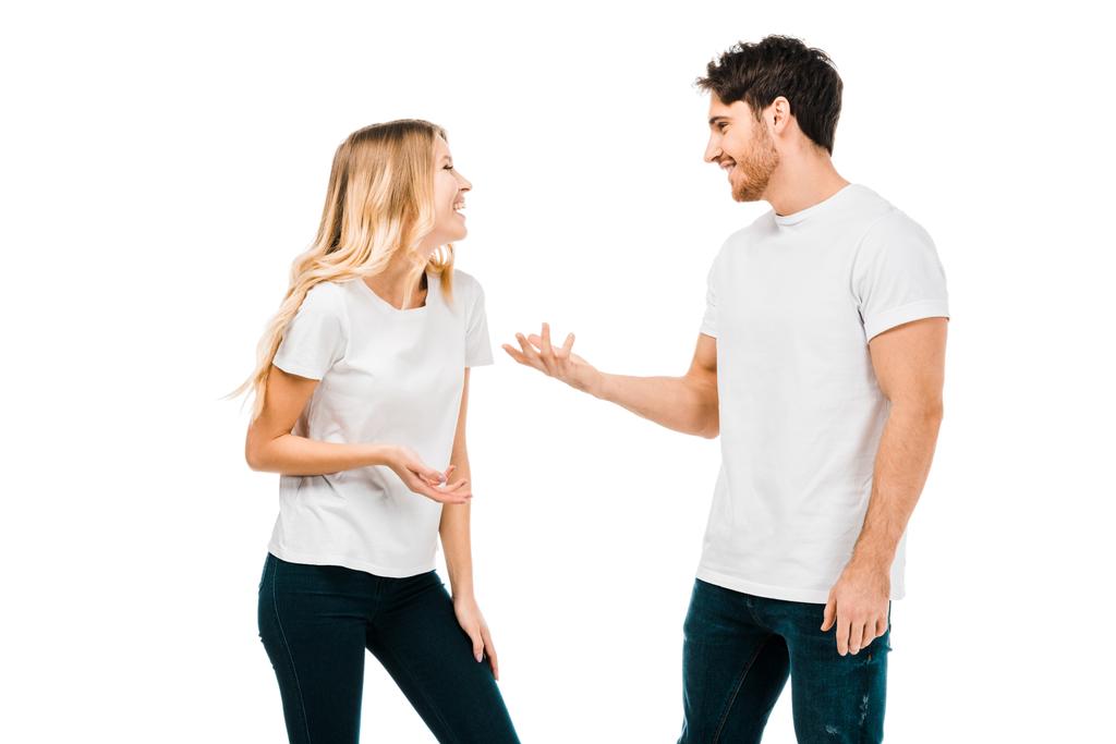 счастливая молодая пара, говорящая и жестикулируя руками, изолированными на белом
 - Фото, изображение