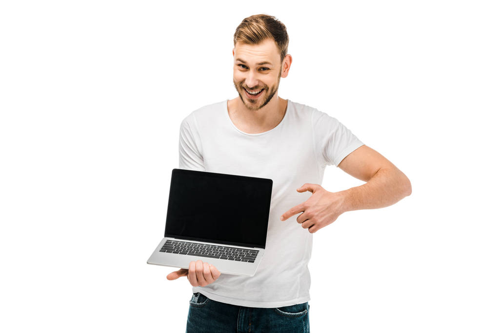 joven feliz señalando con el dedo a la computadora portátil con pantalla en blanco aislado en blanco
 - Foto, imagen