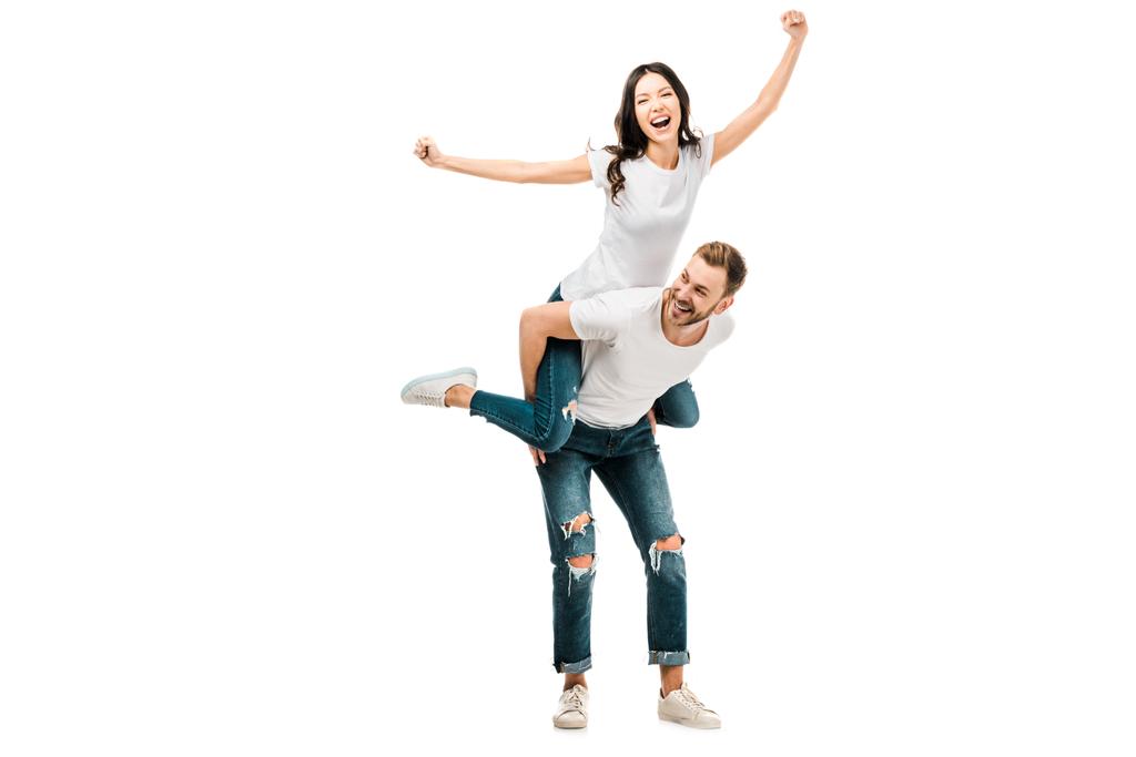 alegre jovem casal piggybacking e se divertindo juntos isolado no branco
   - Foto, Imagem