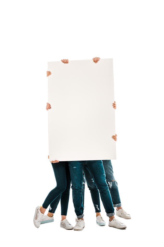 jovens amigos escondidos atrás de cartaz em branco isolado em branco
 - Foto, Imagem