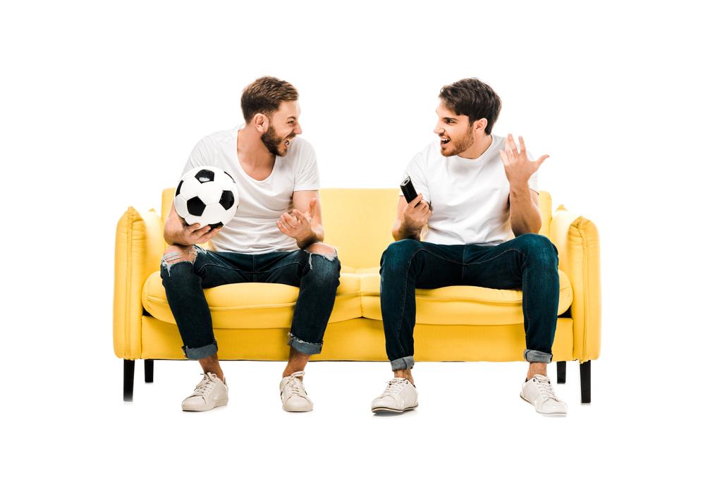 onnellisia nuoria miehiä jalkapallo ja kaukosäädin etsivät toisiaan eristetty valkoinen
 - Valokuva, kuva