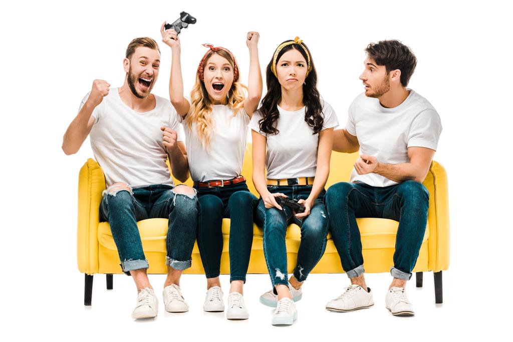 émotionnels jeunes amis assis sur le canapé et jouer avec des joysticks isolés sur blanc
  - Photo, image
