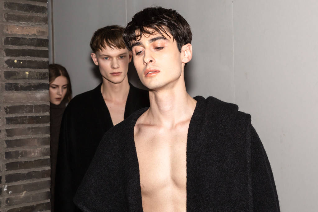 MILÃO, ITÁLIA - JANEIRO 14: Belos modelos são vistos nos bastidores após o final do Sartorial Monk Show durante a Milan Men 's Fashion Week em 14 de janeiro de 2019 em Milão
. - Foto, Imagem