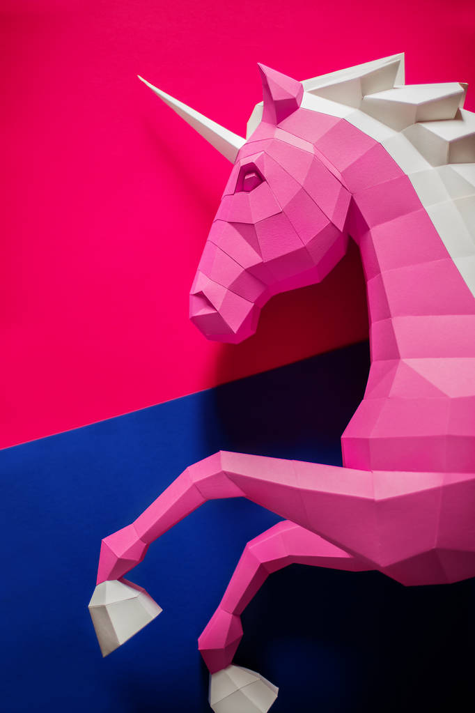 Carta testa unicorno su uno sfondo colorato. Geometria, colori vivaci e pastello
. - Foto, immagini