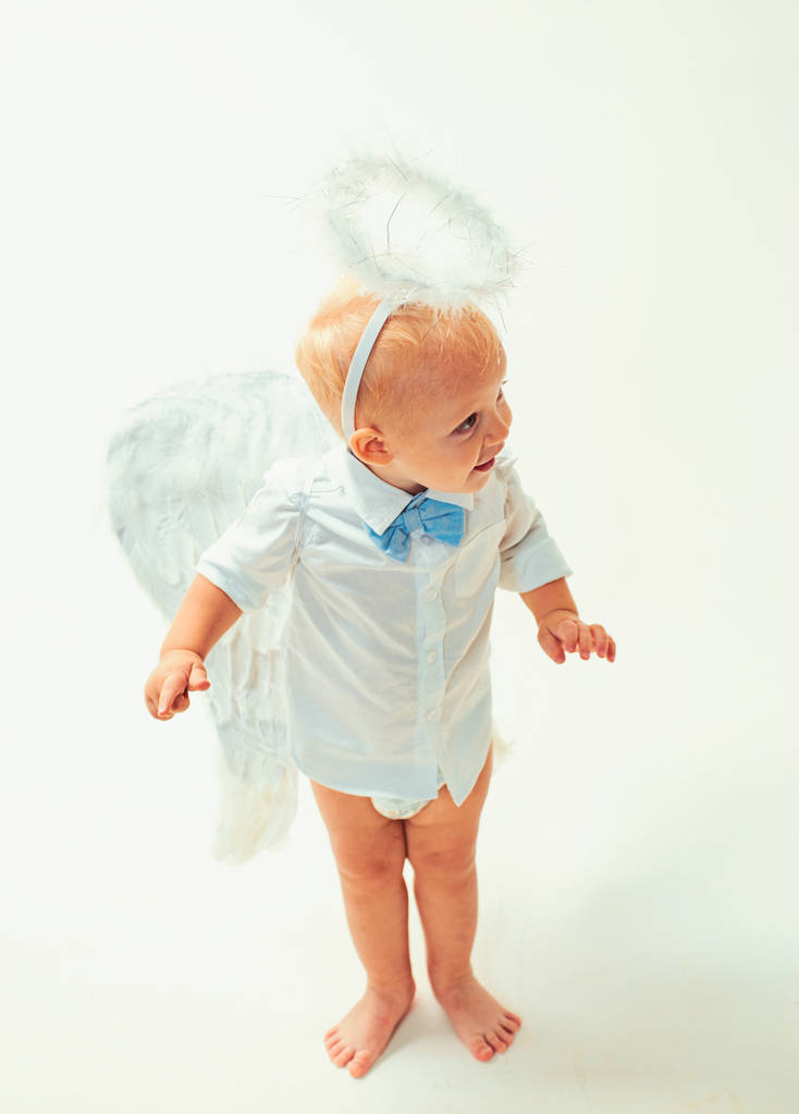 Otan lomatunnelman. Vauvaenkeli. Suloinen pikku enkelipoika. Pieni poika, jolla on enkelisiivet ja sädekehä. Söpö Ystävänpäivä Cupid tai kerubi vauva. Jouluenkeli. Joulujuhla juhla
 - Valokuva, kuva