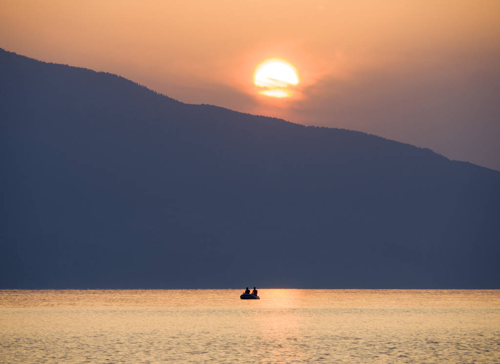 Hullámok és a gyönyörű naplemente a görög sziget Evia (Euboea) az Égei-tenger - Fotó, kép