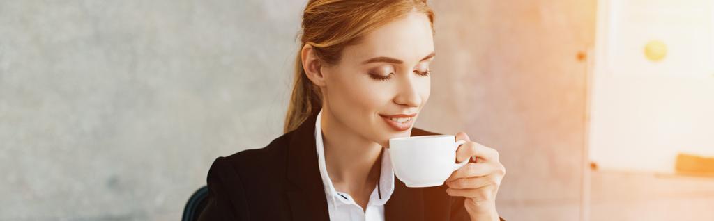 Affascinante donna d'affari gode di bere caffè ad occhi chiusi
 - Foto, immagini