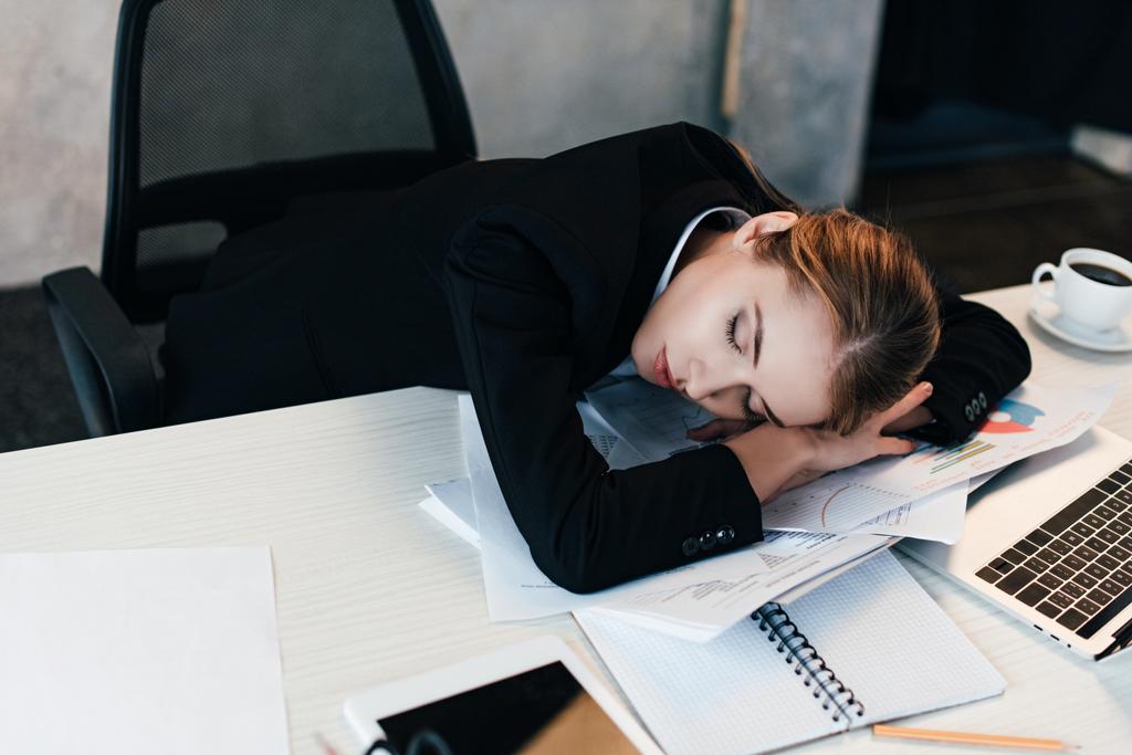 избирательный фокус усталой деловой женщины, спящей за рабочим столом
 - Фото, изображение