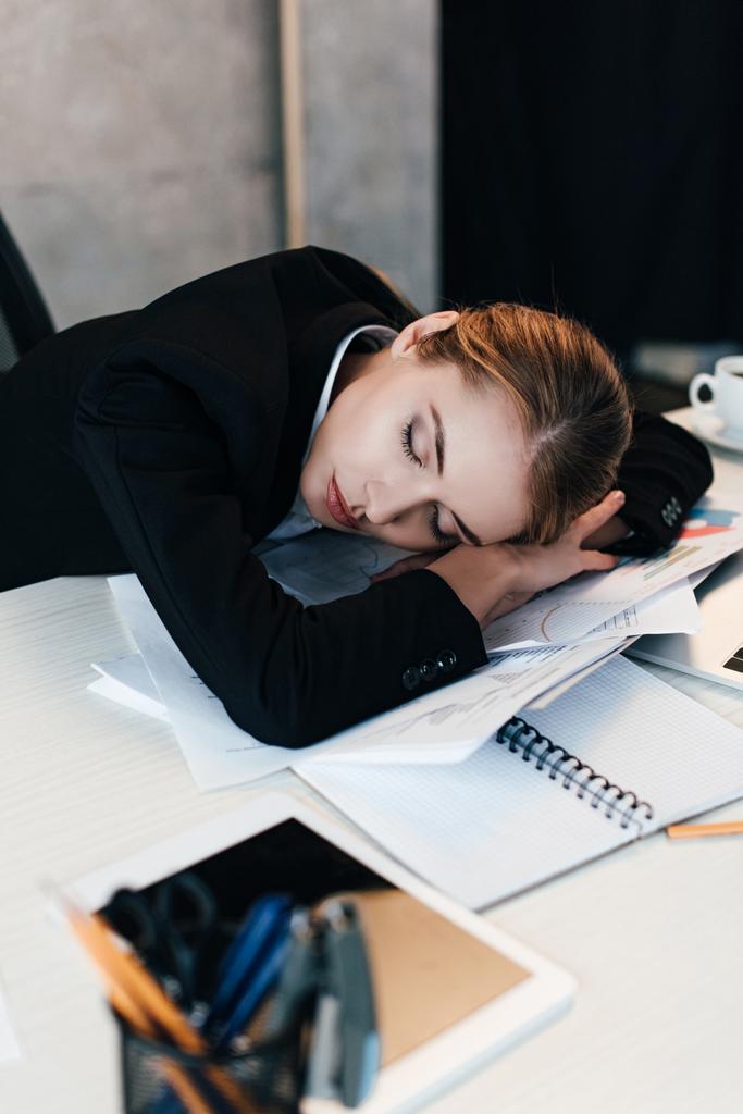 concentration sélective de la femme d'affaires épuisée dormant à table de travail
 - Photo, image