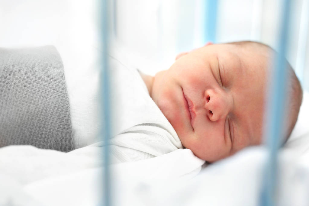 Neonato. I primi giorni al mondo, un neonato dorme in una culla
. - Foto, immagini