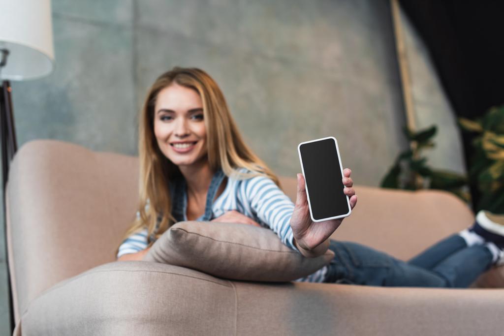 селективный фокус смартфона с черным экраном в руке красивой женщины
 - Фото, изображение