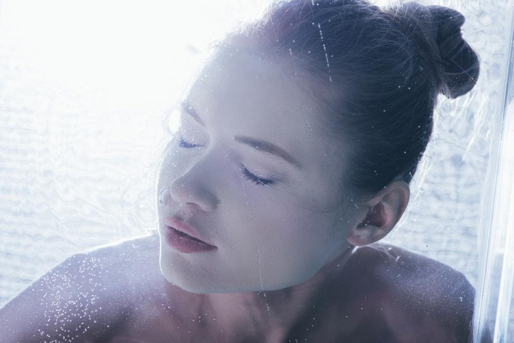 крупным планом красивая девушка позирует под водой с закрытыми глазами
 - Фото, изображение