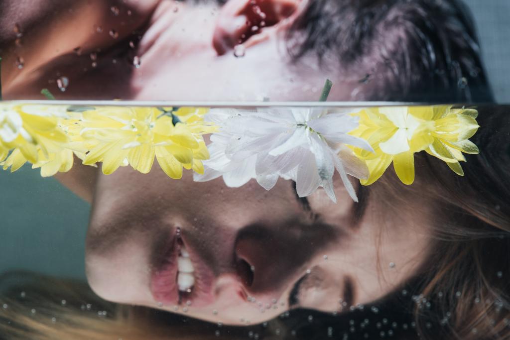 rajattu näkymä nuori tyttö poseeraa vedenalainen kukkia
 - Valokuva, kuva