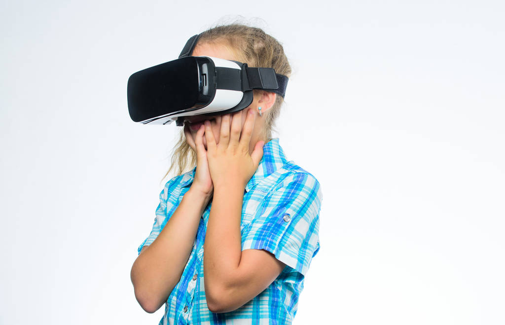 Αποκτήστε την εικονική εμπειρία. Έννοια της εικονικής πραγματικότητας. Κορίτσι χαριτωμένο παιδί με κεφαλή τοποθετηθεί οθόνη σε άσπρο φόντο. Μικρό παιδί χρήση σύγχρονης τεχνολογίας εικονικής πραγματικότητας. Εικονικής εκπαίδευσης για μαθητή - Φωτογραφία, εικόνα