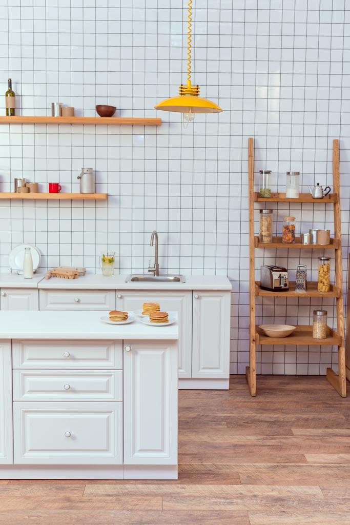 сучасний дизайн кухні з дерев'яними полками та білою плиткою на фоні
 - Фото, зображення