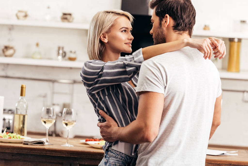 novio guapo y novia atractiva abrazándose en la cocina
  - Foto, imagen