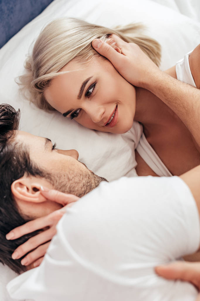 привлекательная девушка и красивый парень улыбается и лежит в постели
 - Фото, изображение