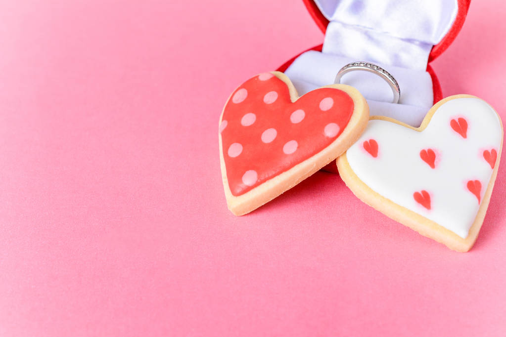 Cierre de montón de galletas del día de San Valentín. Fondo rosa
 - Foto, imagen