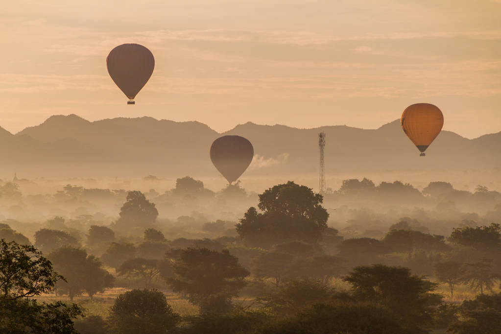 Αερόστατα πάνω από: Bagan και τον ορίζοντα του τους ναούς του, Μιανμάρ - Φωτογραφία, εικόνα