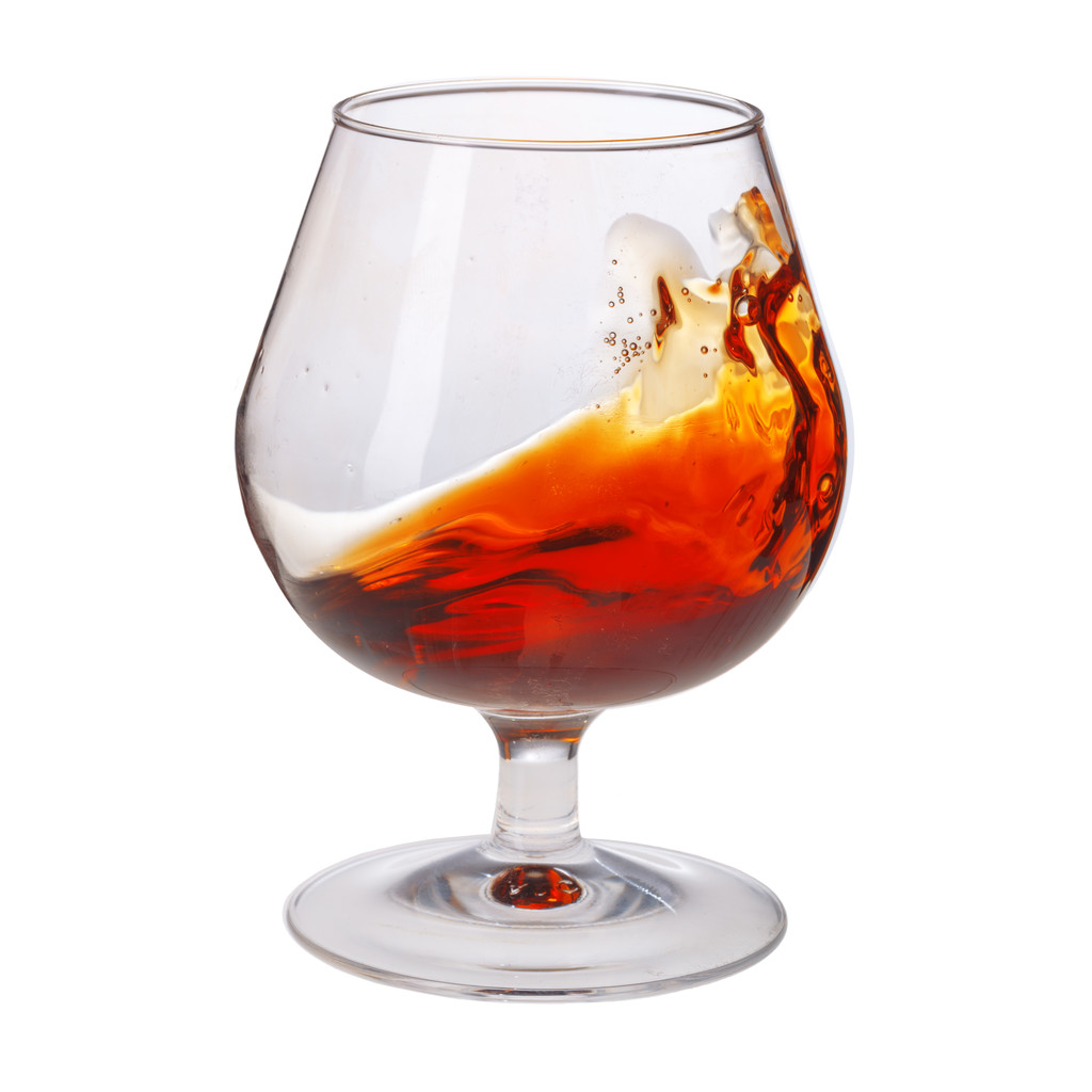 Spritzer Cognac im Glas auf weißem Hintergrund - Foto, Bild