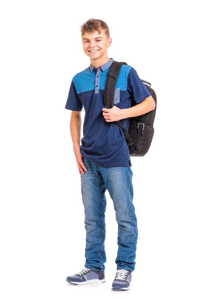 Ολόσωμο πορτρέτο νεαρό φοιτητή με τη σχολική τσάντα. Έφηβος, χαμογελούν και βλέπουν τα φωτογραφικών μηχανών. Ευτυχισμένος Έφηβος αγόρι, που απομονώνονται σε λευκό φόντο. - Φωτογραφία, εικόνα