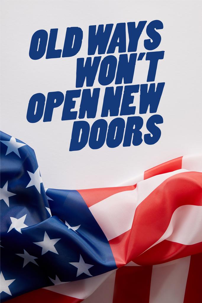 アメリカ合衆国の旗と古い方法のトップビューは、白い表面に新しいドアの引用を開きません  - 写真・画像