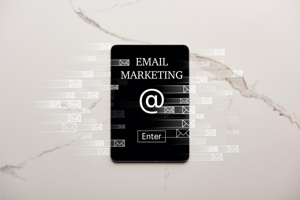верхний вид цифровой планшет с электронной почтой маркетинговой иллюстрации на поверхности белого мрамора
 - Фото, изображение