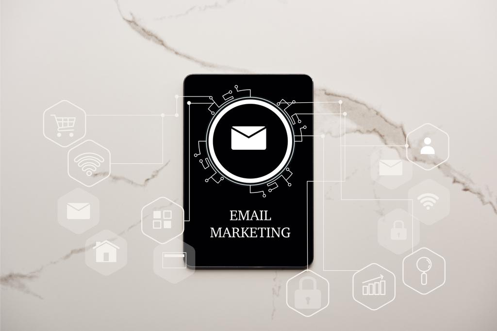 vista superior de la tableta digital con ilustración de email marketing en la superficie de mármol blanco
 - Foto, imagen