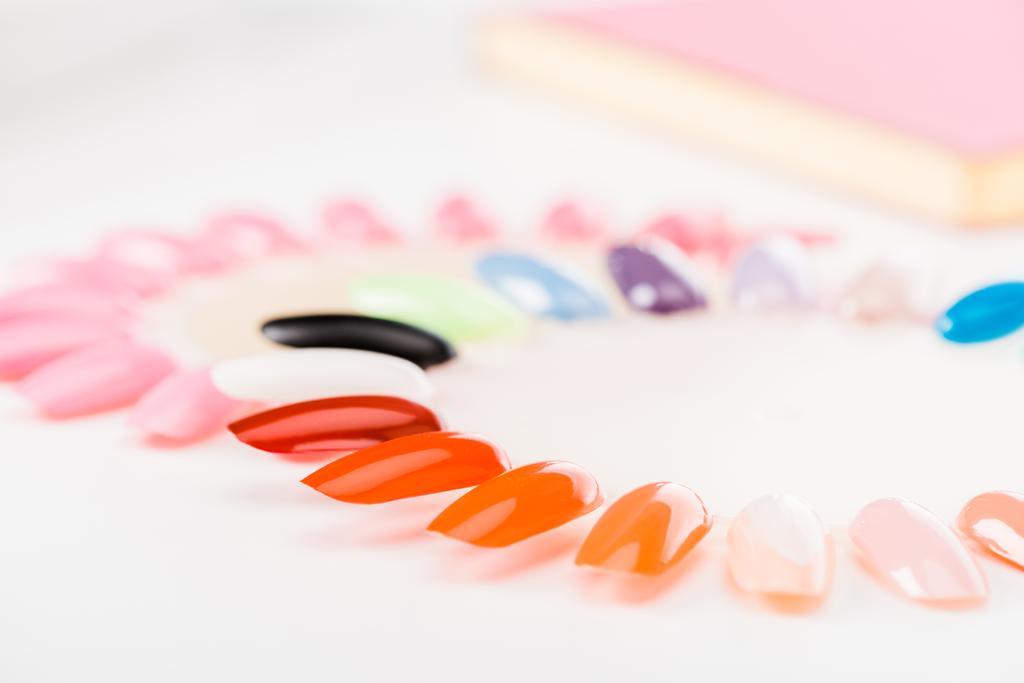 Plan studio de palette de vernis à ongles colorés pour manucure
 - Photo, image