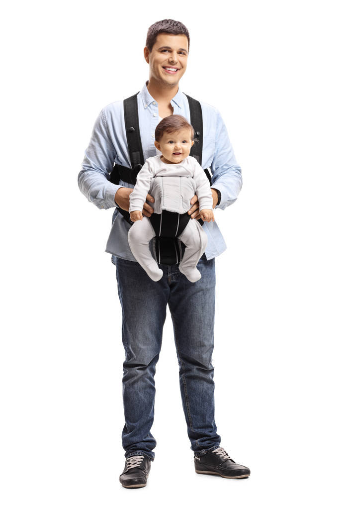Volledige lengte portret van een jonge vader met een baby in een drager geïsoleerd op witte achtergrond - Foto, afbeelding