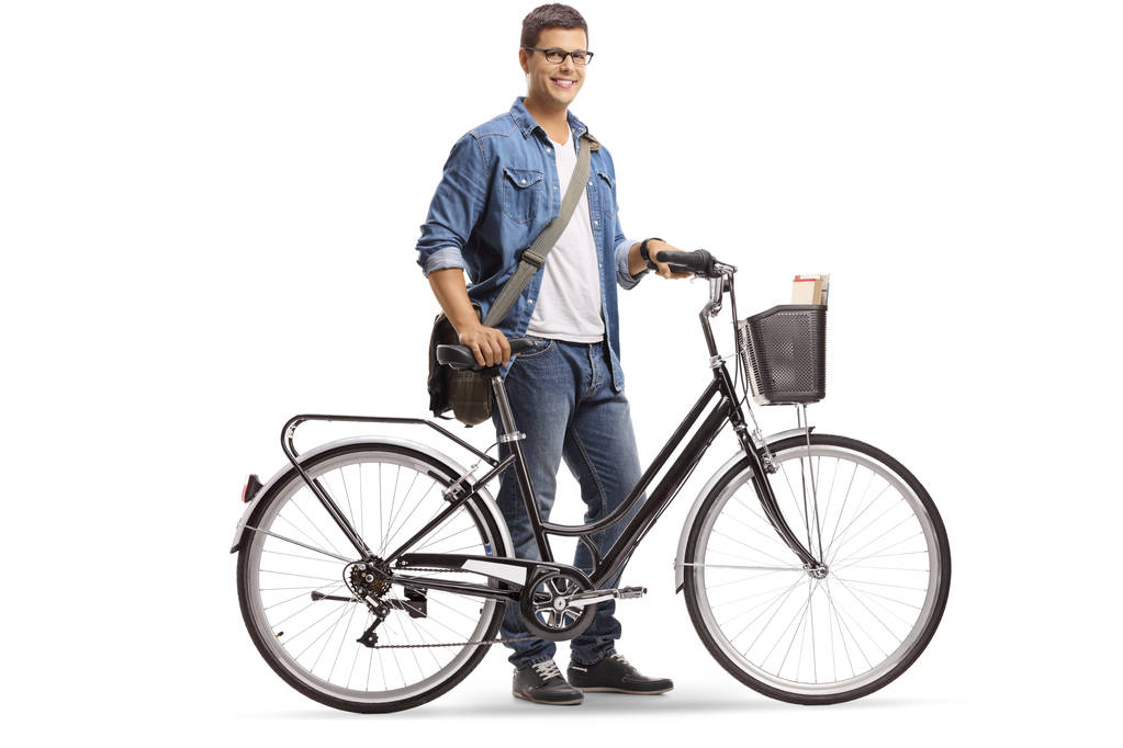 Täyspitkä laukaus rento nuori mies seisoo polkupyörän eristetty valkoisella taustalla
 - Valokuva, kuva