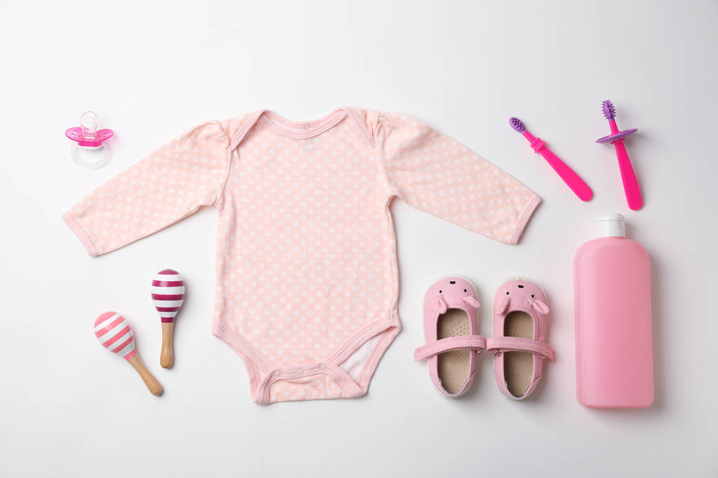 Flache Komposition mit Babybekleidung und Accessoires auf weißem Hintergrund - Foto, Bild