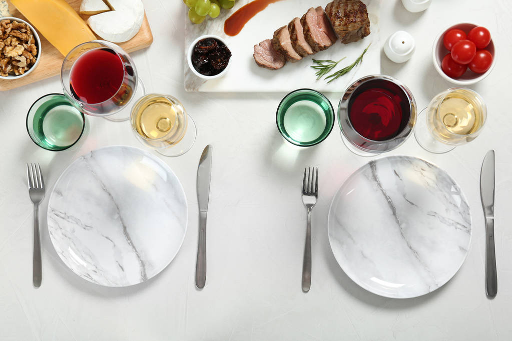 Вино і закуски, подані на обід на легкому столі, плоский лежак
 - Фото, зображення