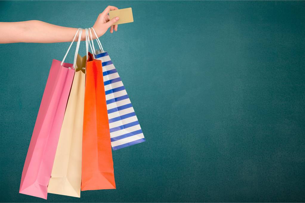 ženská ruka drží nákupní tašky a kreditní karty - Fotografie, Obrázek