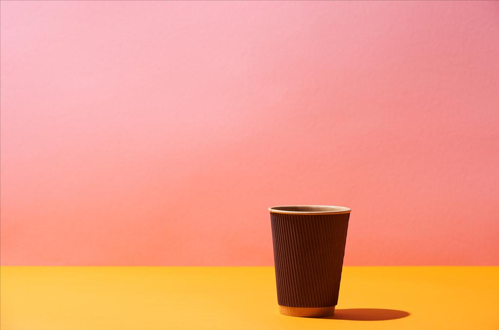 a sárga felület és rózsaszín háttér papír kávé-kupa - Fotó, kép