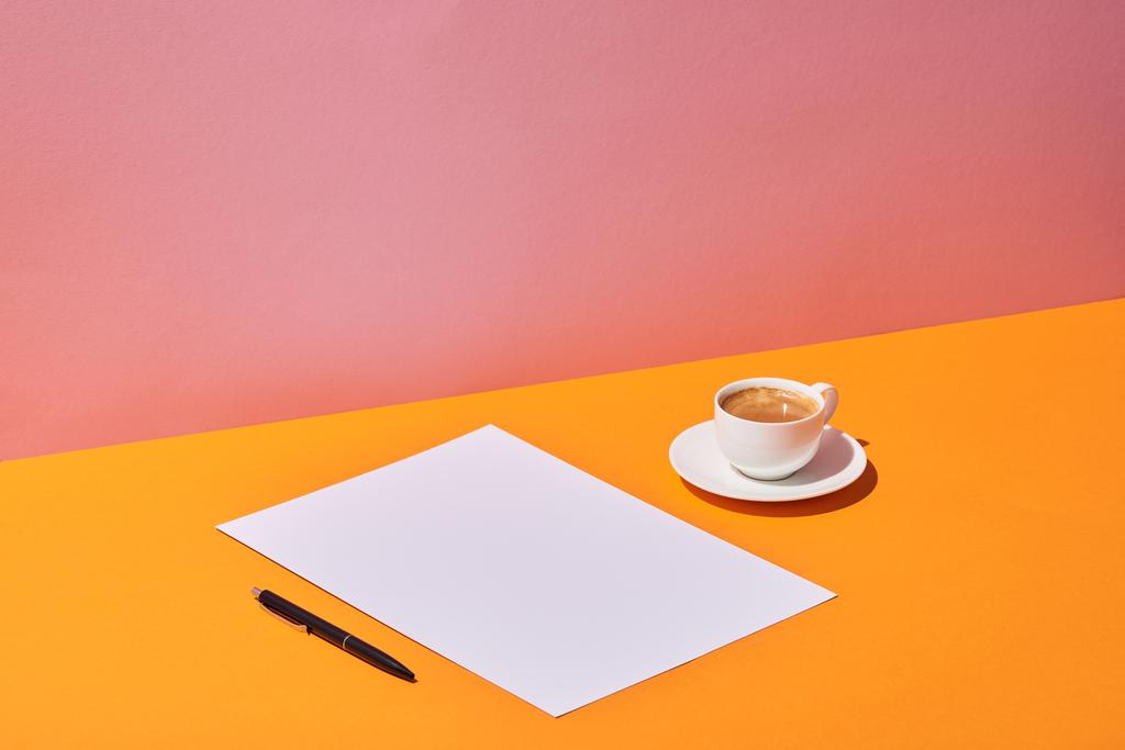 arkusz, pióra i kawa kubek papierowy na biurko żółty i różowy tło - Zdjęcie, obraz