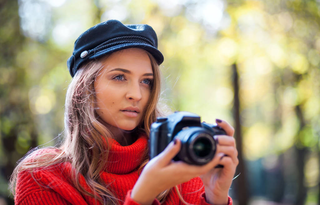 Fiatal nő birtoklás móka, kamerával, zöld Park képek - Fotó, kép
