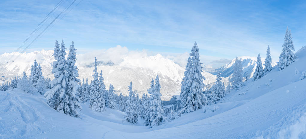Laaja panoraamanäkymä talvimaisemaan lumen peittämillä puilla ja Alpeilla Seefeldissä Itävallan Tirolin osavaltiossa. Talvi Itävallassa
 - Valokuva, kuva