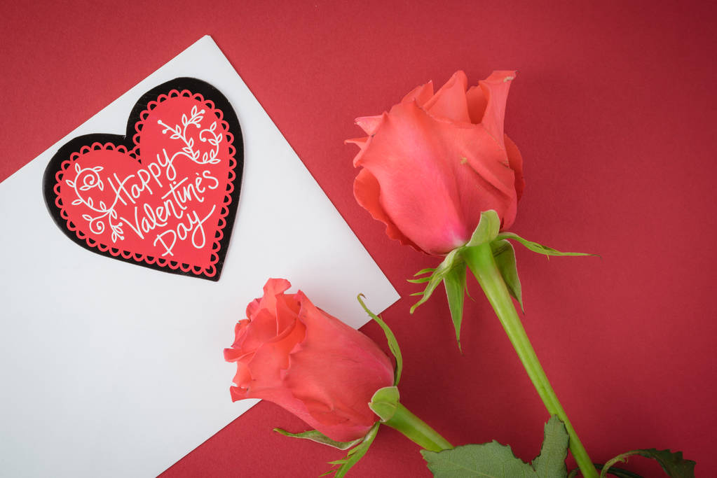 Grußkarte zum Valentinstag mit Rosen auf rotem Hintergrund. - Foto, Bild
