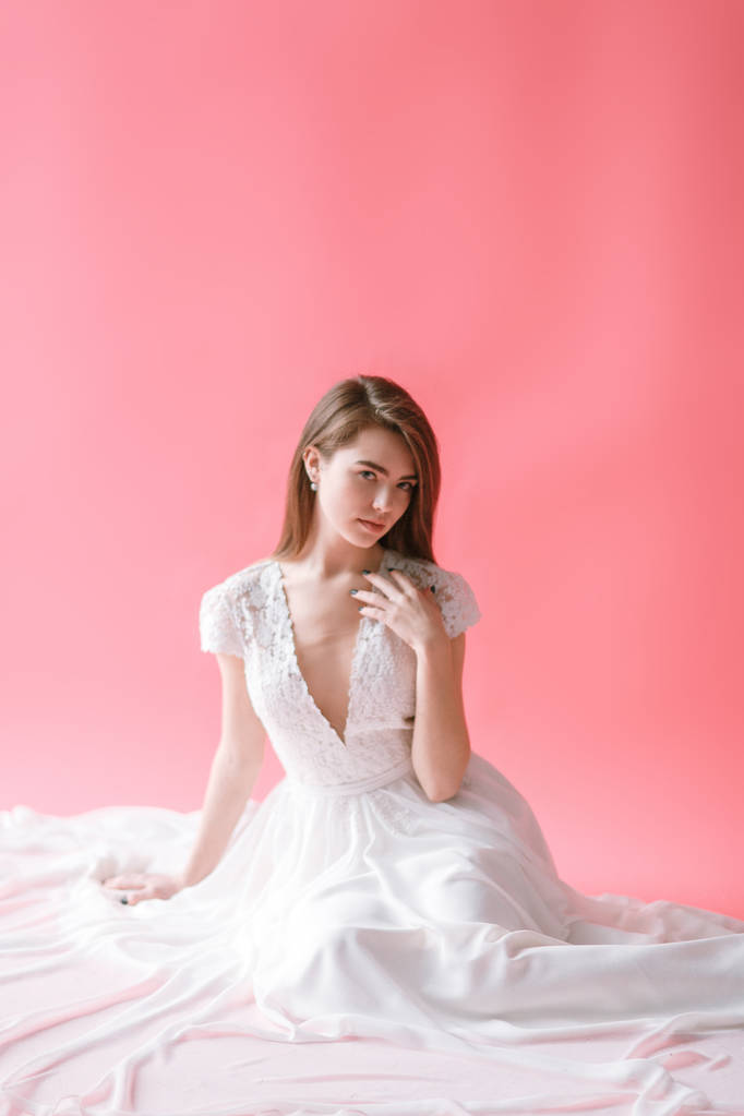 Boya tuval zemin üzerine boudoir elbiseli güzel genç gelin. Düğün trendleri ve fikirler 2019, bahar ilham.  - Fotoğraf, Görsel