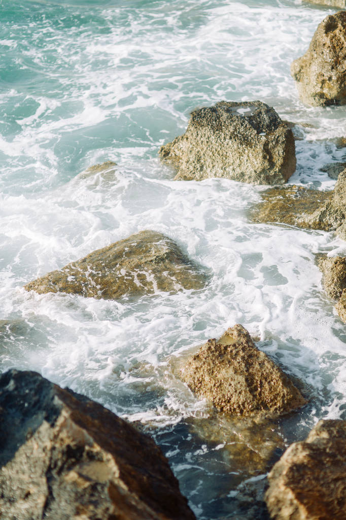 Mar en Chipre al atardecer. Hermoso spray y agua azul
. - Foto, imagen