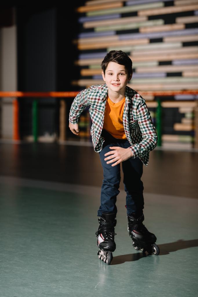 Szelektív összpontosít, aranyos mosolygós fiú korcsolyázás görgők  - Fotó, kép