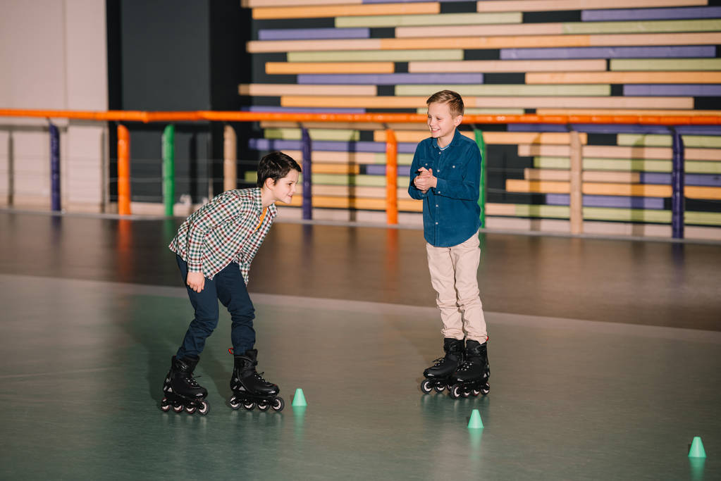 Roller boys divirtiéndose mientras entrenan juntos
 - Foto, imagen