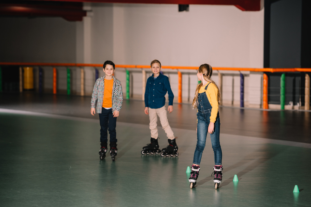 興奮して子供スケーターのスケート リンクでぶらぶらと - 写真・画像
