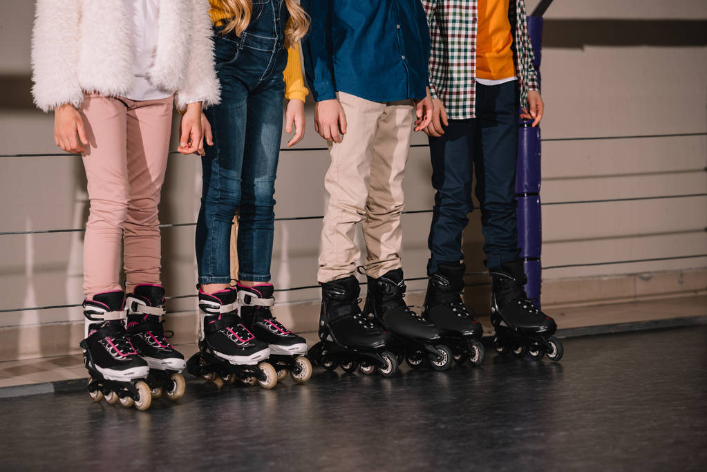 Частичный обзор детей в роликовых коньках, позирующих на катке
 - Фото, изображение