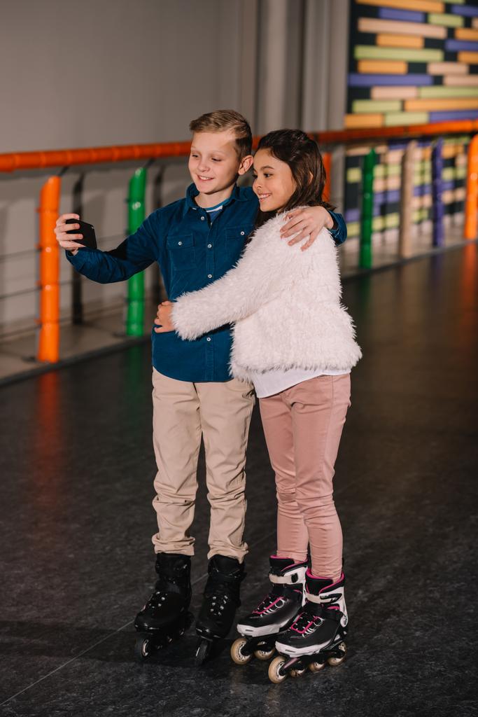 Colpo pieno di abbracci per bambini e fare selfie
 - Foto, immagini